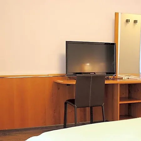 ホテル Restaurant Schweizerhaus 2*