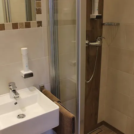 Restaurant Schweizerhaus 호텔 2*